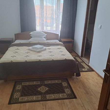 Pensiunea Rednic Lenuta Giulesti Exteriör bild